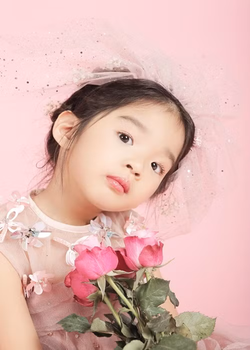 Không chỉ sở hữu vẻ ngoài xinh xắn, con gái Xuân Lan còn nét diễn xuất thần khi làm người mẫu.