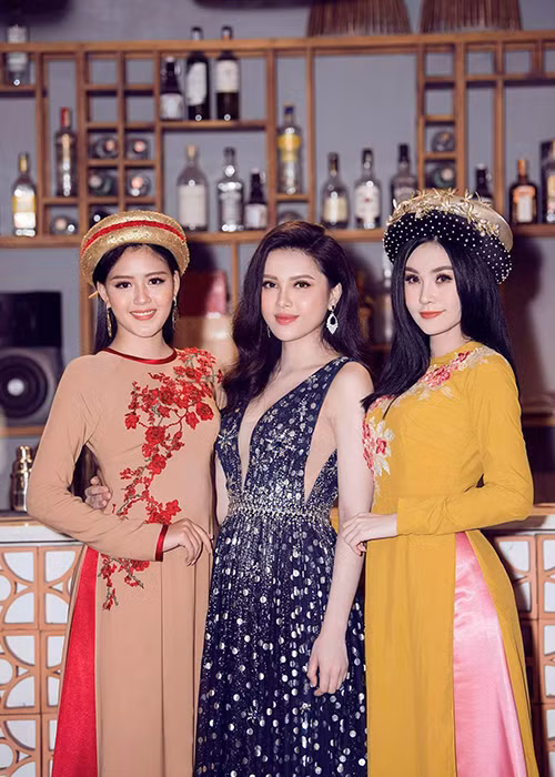 Năm 2017, Thanh Ngân và Diệu Thùy (ở giữa) vuột mất vương miện Hoa hậu Đại dương Việt Nam vào tay Lê Âu Ngân Anh (ngoài cùng bên phải). Ảnh: FBNV