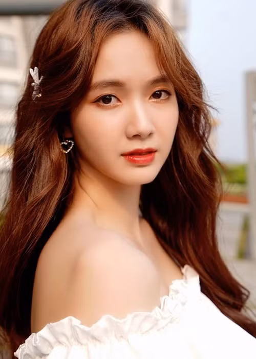 Cô được cư dân mạng ưu ái gọi là "thánh nữ Bolero" bởi nhan sắc xinh đẹp cùng giọng hát ngọt ngào qua các ca khúc như "Duyên phận", "Vùng lá me bay".