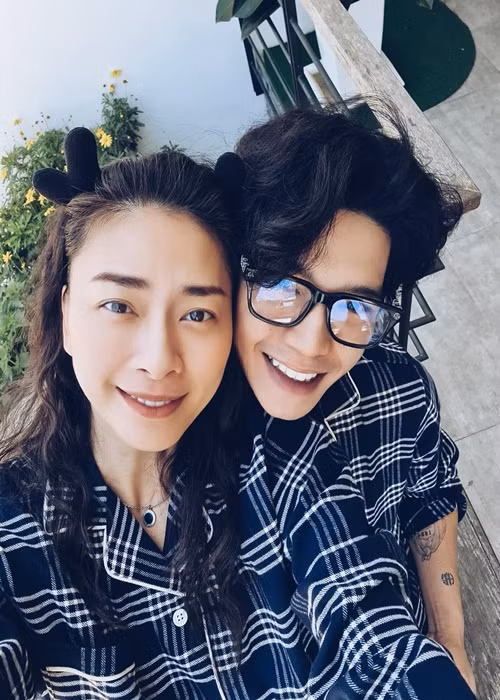 ...Mình gọi đây là thời gian vàng. Tận hưởng dù ít nhưng thật sự nạp cho mình quá nhiều năng lượng cho ngày quay về. Ghi lại những khoảnh khắc đời thường của 2 đứa. Như 1 phần nhật ký, không màu mè, không hào nhoáng, chỉ có hạnh phúc bình dị, thế thôi”, Ngô Thanh Vân viết.