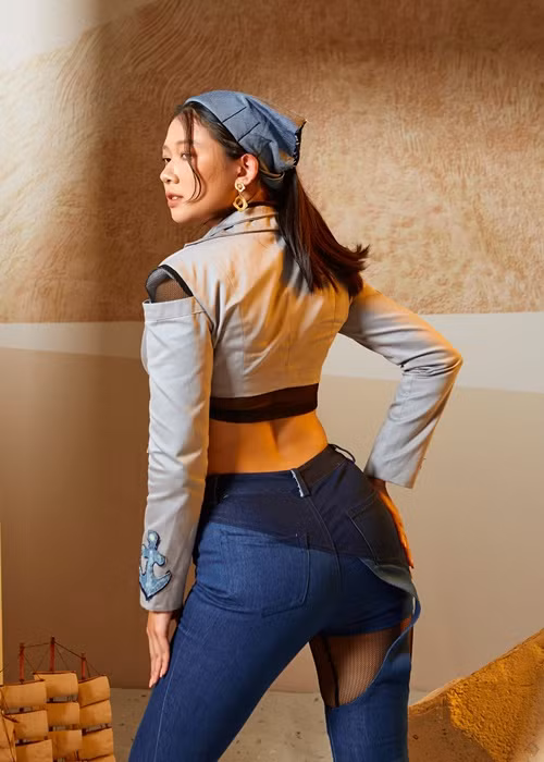 Hoa Đan cao 1m76, nặng 58kg, số đo ba vòng 92-66-99 cm.
