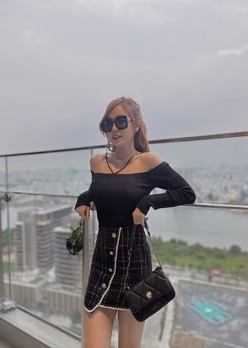 Ít ai nghĩ rằng vợ cũ Hoài Lâm từng 2 lần sinh nở bởi vóc dáng cô đầy thon gọn.