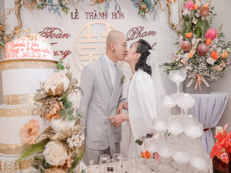 Đám cưới của nữ vũ công được tổ chức gói gọn trong phạm vi gia đình vì dịch bệnh.