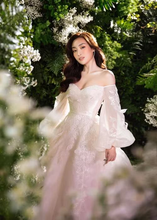Lê Thanh Hòa chia sẻ về Mỹ Linh: “Sau mùa dịch, chúng ta rất cần những cảm xúc tích cực của tình yêu và hạnh phúc để xốc lại tinh thần. Đỗ Mỹ Linh rất phù hợp để làm nàng thơ ngọt ngào của bộ sưu tập này. Cô ấy xinh đẹp, quyến rũ và ngày càng đằm thắm, tương đồng với tinh thần bộ sưu tập”. Ảnh: Dân Việt