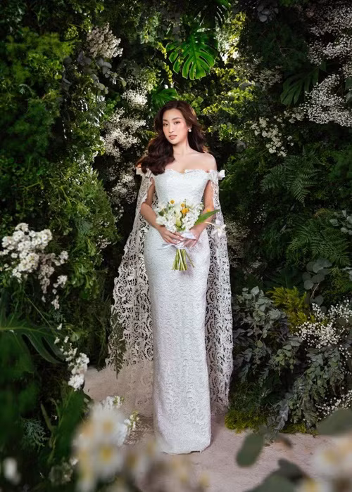 Mỹ Linh hóa cô dâu trong một bộ sưu tập của NTK Lê Thanh Hòa. Ảnh: Dân Việt