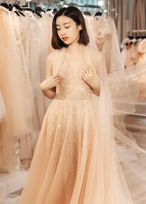 Chân dài sinh năm 1996 được không ít nhà thiết kế chọn mặt gửi vàng cho các mẫu váy cưới. Ảnh: Khám phá