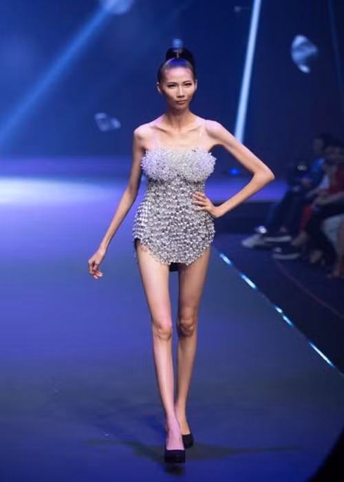 Không chỉ Hà Tăng, Cao Ngân cũng từng lộ hình ảnh gầy trơ xương. Năm 2017, chân dài trông thiếu sức sống trên sóng truyền hình. Cô cao 1m79 nhưng chỉ nặng 43 kg. Ảnh: Lao động