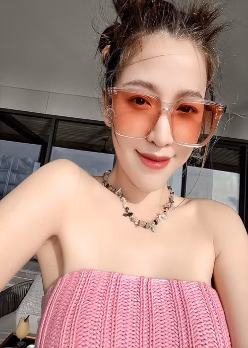 Nữ diễn viên tôn được lợi thế hình thể nhờ khéo lựa chọn trang phục.