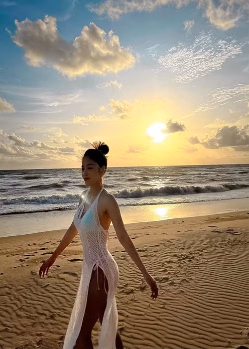 Puka diện áo tắm hai mảnh kết hợp với áo choàng lưới.