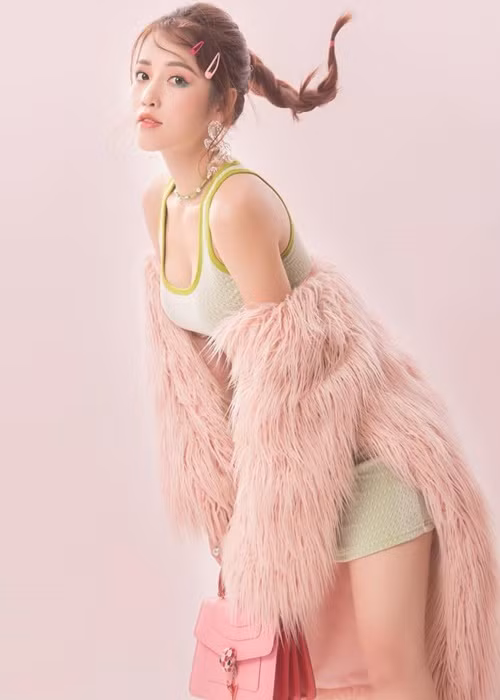 Nữ diễn viên Puka được nhiều khán giả đặt biệt danh đệ nhất vòng một trong làng hài Việt bởi đôi gò bồng đảo quá đỗi gợi cảm.