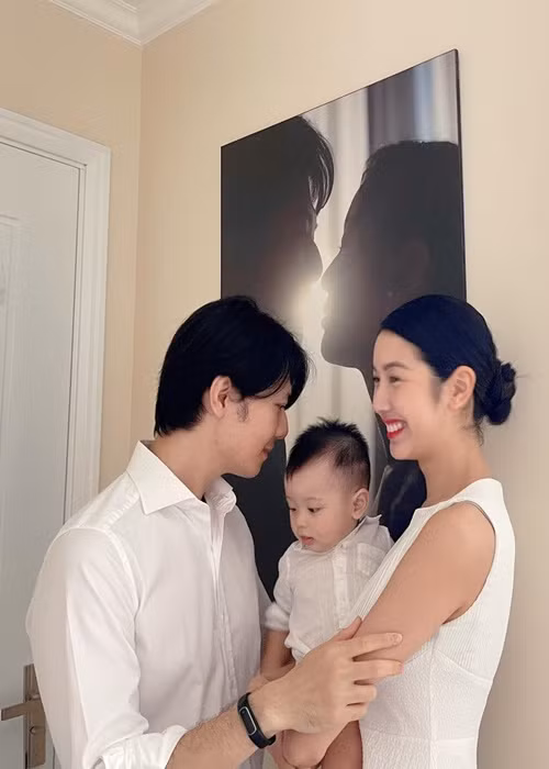 "Nếu em thuận tay trái, thì mẹ sẽ sẽ rất vui vì em giống mẹ và sẽ tạo điều kiện để em phát triển tự nhiên một cách tốt nhất", nàng á hậu chia sẻ.