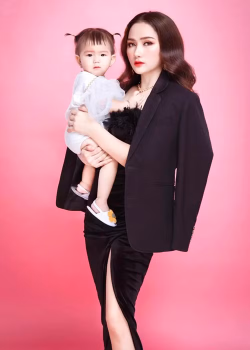 Con gái của Khánh Đơn và Huỳnh Như ngày càng xinh xắn.