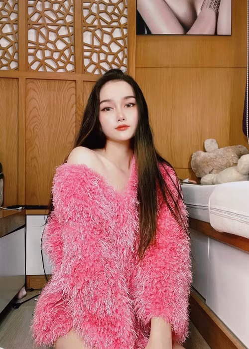 Huỳnh Như ngày càng ăn mặc gợi cảm sau khi sinh con gái đầu lòng hồi tháng 9/2019.