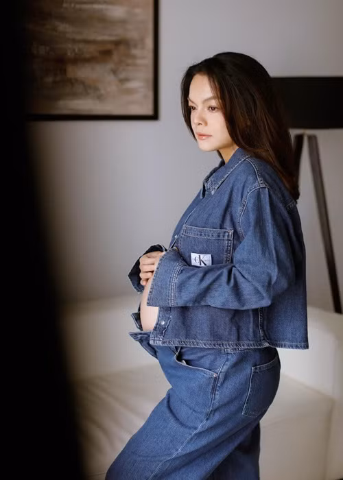 Phạm Quỳnh Anh mang bầu lần 3 với bạn trai giấu mặt. Cách đây không lâu, nữ ca sĩ tuyên bố nghỉ hát để sinh con.