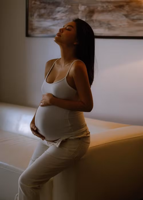 "Những ngày cả nhà chờ đón em, rồi tôi sẽ nhớ cái bụng này lắm cho mà xem, lượn rồi đá rồi gò cả ngày, có vẻ tinh tướng nhất trong 3 chị em. Con cảm ơn cả nhà đã hỏi thăm ngày con ra đời, chừng nào mẹ con không còn post hình bụng bự nữa thì đấy sẽ là ngày con xin mẹ chui ra đó ạ, không lâu nữa đâu cả nhà ơi”, Phạm Quỳnh Anh viết trên trang cá nhân.