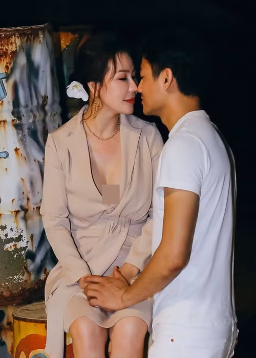 2 năm trước, Quý Bình và Ngọc Tiền tổ chức hôn lễ sau vài năm hẹn hò bí mật. Trước khi đến với nam diễn viên phim “Cá rô anh yêu em”, Ngọc Tiền có hai con riêng.
