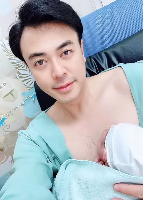 Vợ xinh “gia thế khủng” của MC Tuấn Tú sinh con thứ 2 Vo xinh “gia the khung” cua MC Tuan Tu sinh con thu 2