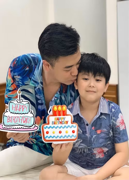 Kỳ Nam được nhận xét càng lớn càng đẹp trai giống hệt Tuấn Tú.