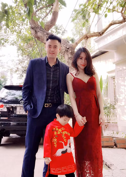 Sau khi lập gia đình, Tuấn Tú dừng đóng phim trong thời gian dài. Đến khi được vợ động viên, anh trở lại với nghệ thuật. Hai năm qua, Tuấn Tú đóng nhiều phim: “Những ngày không quên”, “Lựa chọn số phận”, “11 tháng 5 ngày”, “Anh có phải đàn ông không?".