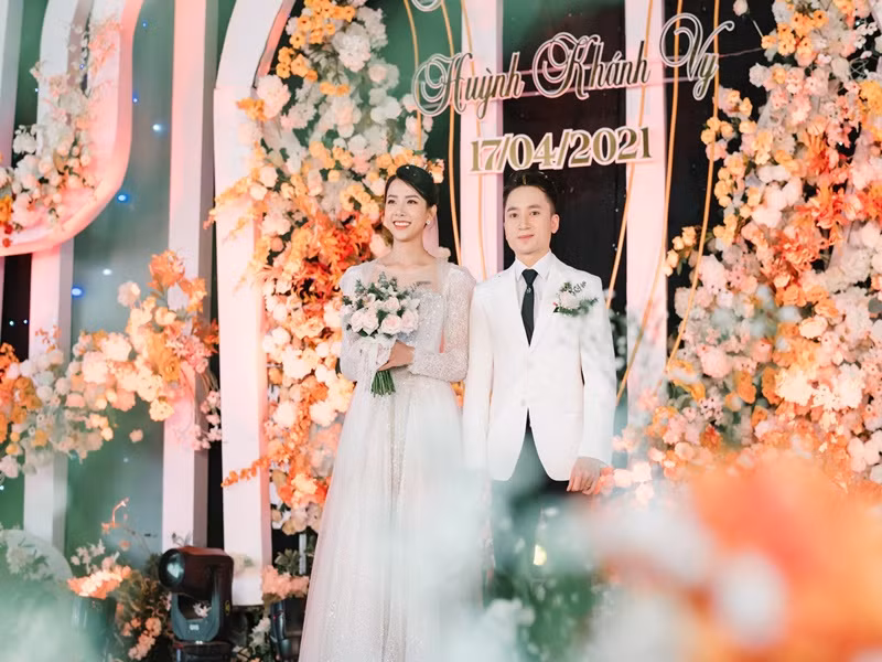 Bà xã của Phan Mạnh Quỳnh sinh năm 1994, đến từ Nha Trang. Cô từng theo học chuyên ngành mầm non, trường Cao đẳng Sư phạm Trung ương 2 Nha Trang.