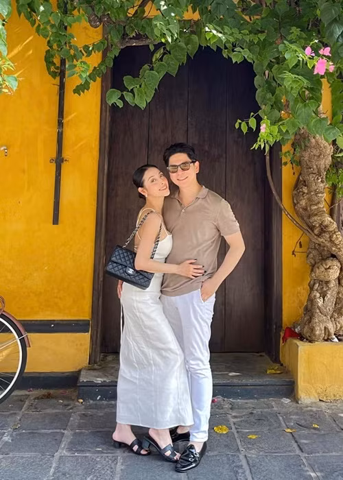 Vợ chồng Mai Hồ về Việt Nam thăm gia đình sau 2 năm xa cách do dịch bệnh.