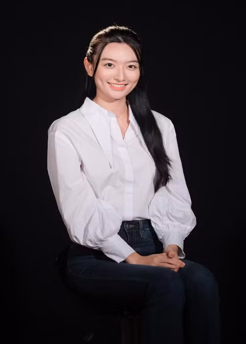 Nụ cười tỏa nắng và má lúm đồng tiền duyên dáng là những nét thu hút của chân dài sinh năm 1999.