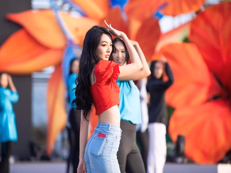 ...Chính vì điều đó làm cho mình thấy mình rất may mắn, may mắn vì nhờ cuộc thi mà mình có thêm 37 người bạn tốt nhất, tuyệt vời nhất trong thanh xuân của mình. Biết ơn và trân trọng tình cảm của mọi người lắm", Xuân Mai bày tỏ.