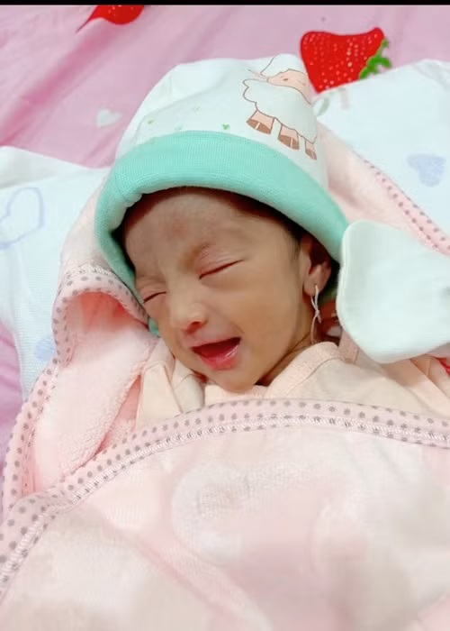 Con gái sinh non 1,9kg của Mạc Văn Khoa giờ đáng yêu cỡ nào? Con gai sinh non 1,9kg cua Mac Van Khoa gio dang yeu co nao?