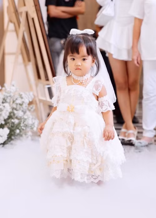Vợ chồng Mạc Văn Khoa tổ chức hôn lễ khi con gái 2 tuổi. Vì vậy, bé Minnie có cơ hội xuất hiện trong ngày trọng đại của bố mẹ.