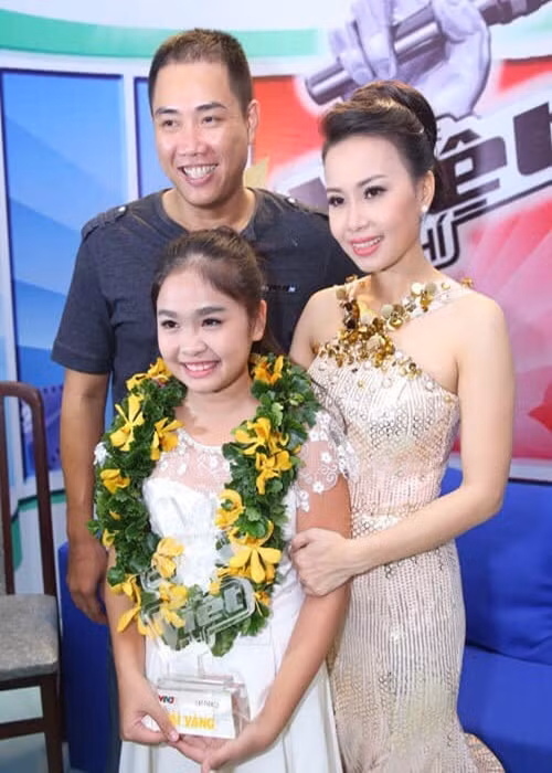 Nhờ sự hỗ trợ của vợ chồng Cẩm Ly, Thiện Nhân đăng quang quán quân Giọng hát Việt nhí 2014. Ảnh: Fanpage