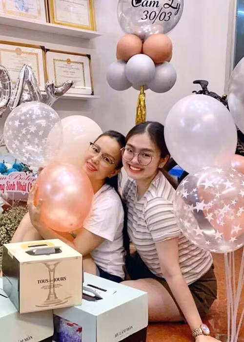 Thiện Nhân được vợ chồng Cẩm Ly yêu thương, dìu dắt ra sao? Thien Nhan duoc vo chong Cam Ly yeu thuong, diu dat ra sao?