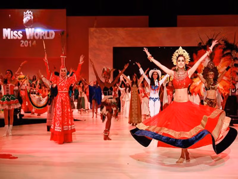Năm 2014, chung kết cuộc thi Hoa hậu Thế giới vắng bóng phần thi bikini. Ở phần thi phụ Hoa hậu bãi biển, ban tổ chức chấm điểm qua hình ảnh của thí sinh được lưu hành nội bộ. Năm 2015, phần thi bikini tại Hoa hậu Thế giới chính thức được loại bỏ. Ảnh: Elle