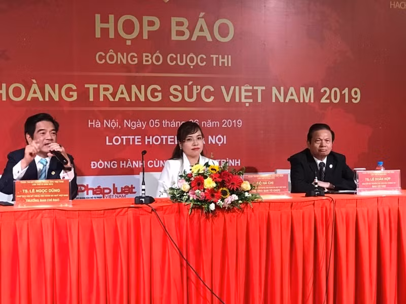 Thay vì thi bikini, ban tổ chức Nữ hoàng trang sức 2019 tổ chức cho các thí sinh trình diễn áo tắm và quay clip lại để phát sóng trong đêm chung kết. Ảnh: Người đưa tin