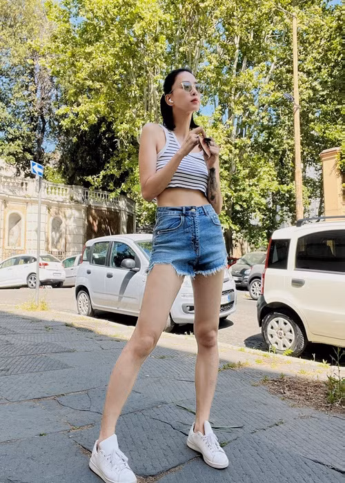 Nữ diễn viên khoe vóc dáng thon gọn khi diện áo crop top, quần short jean.