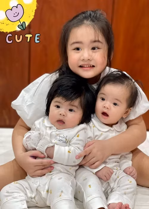 Bé Queenie cưng chiều hai em.