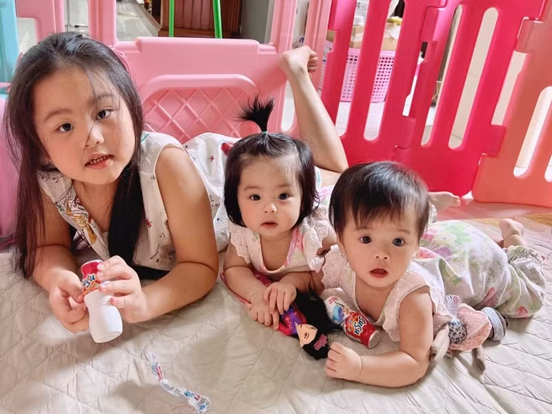 Vân Trang từng chia sẻ, lúc Lê Quỳnh và Lê Quí về nhà, bé Queenie hứng khởi, khen hai em dễ thương và xin hôn, nựng hai em. Mỗi lần các em khóc, biết mẹ và bà đang bận, Queenie cầm tay hai em, dỗ em nín ngay.