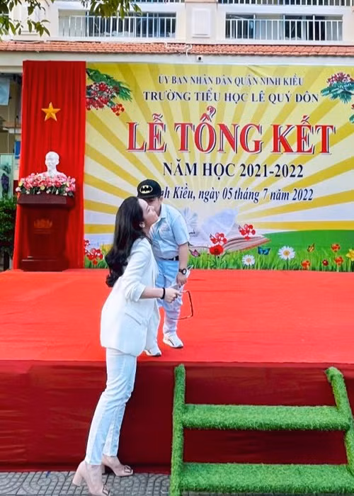 Cậu nhóc vui hơn mọi khi rất nhiều khi mẹ tham dự lễ tổng kết.