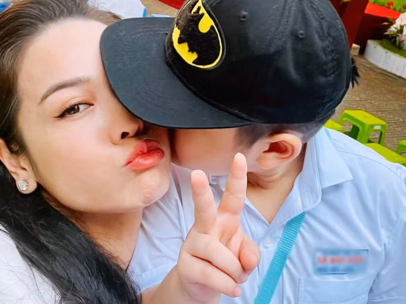 Nhận được 2 giấy khen và phần thưởng, bé Putin sẽ có chuyến du lịch hè cùng bố mẹ.