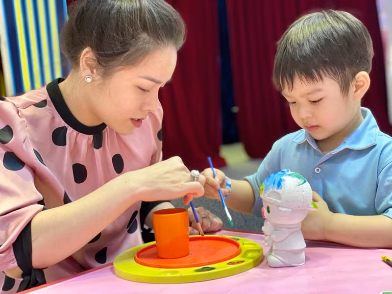 Nữ diễn viên còn đưa con trai đi chơi mỗi lần về thăm.