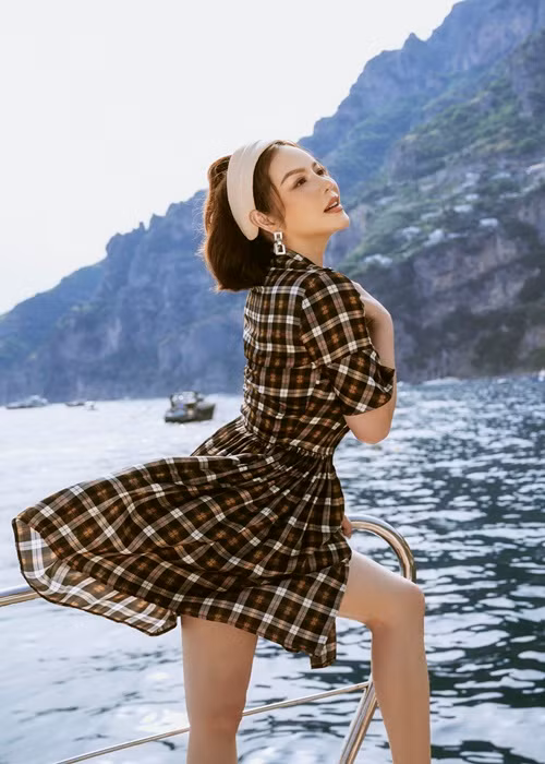 Thông thường, cô xuất hiện trước công chúng với hình ảnh vô cùng sang trọng và quý phái.