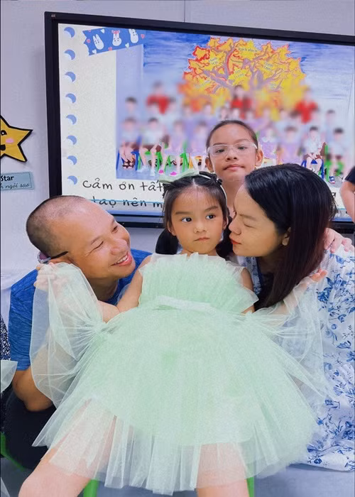 Trên trang cá nhân, Phạm Quỳnh Anh vừa đăng tải hình ảnh cùng chồng cũ Quang Huy tham dự lễ tổng kết năm học của cô con gái thứ hai Tuệ An (váy xanh).