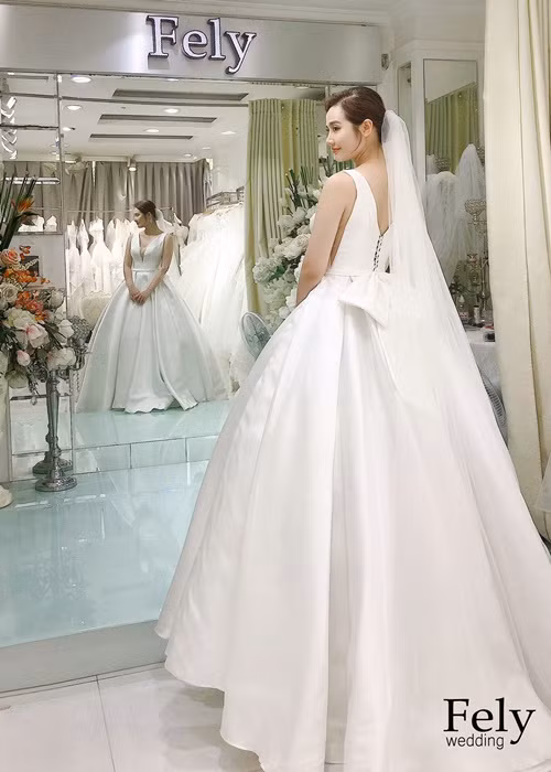 Trong "Thương ngày nắng về", Huyền Lizzie vào vai Vân Trang - nữ giám đốc marketing mạnh mẽ, sắc sảo nhưng ẩn sâu bên trong là nội tâm mong manh, dễ tổn thương bởi ám ảnh quá khứ bị mẹ bỏ rơi.