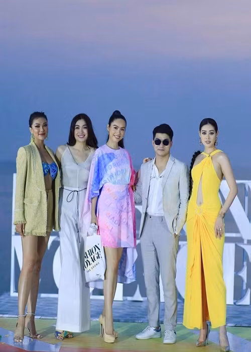 Nam CEO thường xuyên được dàn mỹ nhân Việt vây quanh. Ảnh: FBNV