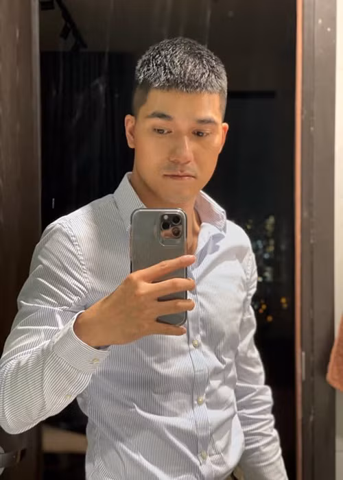 Ngày đồng hành cùng Khánh Vân ở Hoa hậu Hoàn vũ Thế giới 2020, anh nhận được sự yêu mến của nhiều thí sinh. Ảnh: FBNV