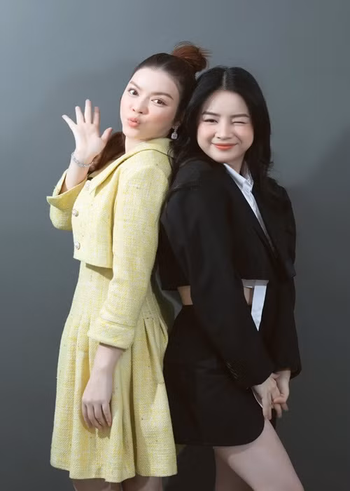 Chứng kiến mối tình ngọt ngào của Mie và Hồng Thanh, Lý Nhã Kỳ chạnh lòng chia sẻ: “Tôi thèm một cái nắm tay, đi công khai ngoài đường nhưng chưa bao giờ dám. Tôi luôn muốn giữ sự riêng tư cho mình. Ngày xưa, tôi yêu đương cực lắm, không bao giờ ra đường, đi ăn chung hay công khai gì về bạn trai hết. Trong suốt thời gian quen nhau, chúng tôi không bao giờ đi chung”. Ngày một trưởng thành, nữ diễn viên cho biết cô sẽ mạnh mẽ công khai và sống trọn với tình yêu khi tìm được người mới. “Nếu có tình yêu, tôi sẽ phải rất nghiêm túc. Tôi phải đủ mạnh mẽ để nhận tình yêu đó và thông báo với mọi người. Tình yêu đâu có lỗi gì mà phải giấu nó đi”, Lý Nhã Kỳ bộc bạch.