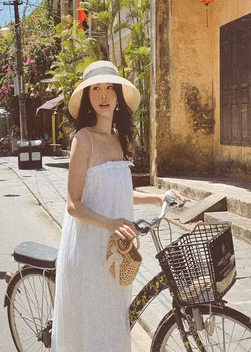 Theo lời Thủy Anh, Đăng Khôi nói rằng thanh xuân chóng tàn nên ủng hộ cô ăn mặc gợi cảm.
