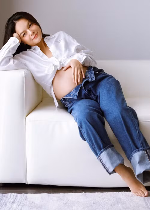 Mới đây, theo 2Sao, một nguồn tin tiết lộ, Phạm Quỳnh Anh đã lâm bồn. Giữa tin đồn sinh nở, nữ ca sĩ tung bộ ảnh mang bầu.