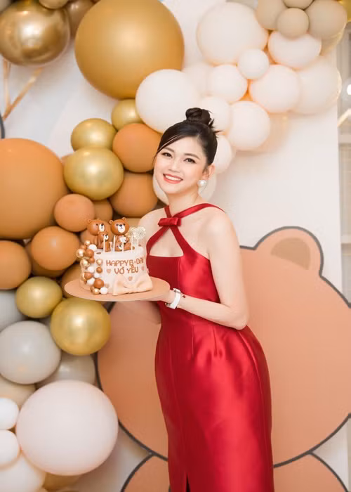 Ngô Thanh Thanh Tú là á hậu 1 Hoa hậu Việt Nam 2016. Cô sớm yên bề gia thất sau cuộc thi nhan sắc.