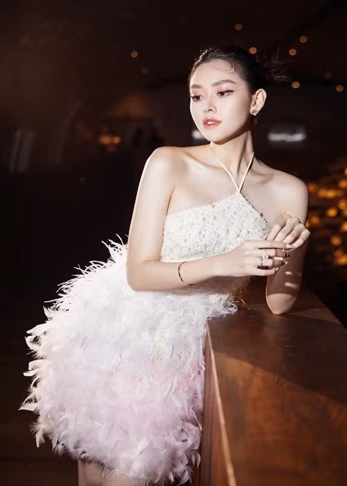 Tường San lên xe hoa vào tháng 11/2020 sau 1 năm giành danh hiệu á hậu 2 Hoa hậu Thế giới Việt Nam. Người đẹp chia sẻ lý do lấy chồng sớm: “Tôi cảm thấy đây là đúng người, đúng thời điểm. Ở bên anh, tôi thấy bình yên, an toàn". Ông xã của Tường San sinh năm 1991, hơn người đẹp 9 tuổi. Cả hai hẹn hò được khoảng 1 năm trước khi cưới. Hiện tại, Tường San và chồng giấu mặt có một cô con gái chung.