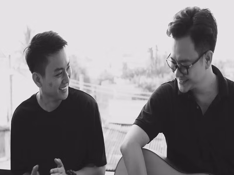 Theo Zing, nhạc sĩ Nguyễn Minh Cường và ca sĩ Hoài Lâm tự quay MV “Hoa nở vô thường” bản acoustic tại nhà riêng sau đó ghép lại với nhau. Nguyễn Minh Cường chia sẻ, chi phí thực hiện sản phẩm là 0 đồng. Ảnh: Sức khỏe và đời sống
